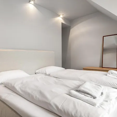 Homerentals L 120sqm Mid-central - King Beds - 500mbps Wi-fi 아파트