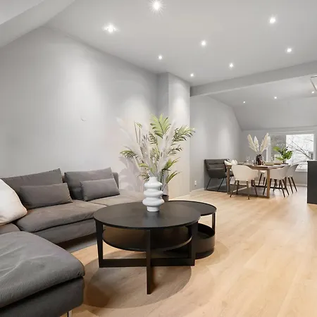 Homerentals L 120sqm Mid-central - King Beds - 500mbps Wi-fi 아파트