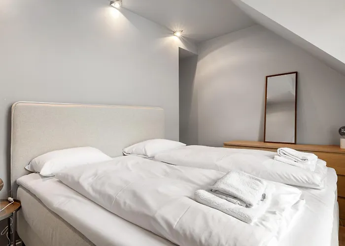 Homerentals L 120sqm Mid-central - King Beds - 500mbps Wi-fi 아파트