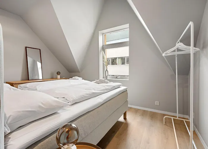 Homerentals L 120sqm Mid-central - King Beds - 500mbps Wi-fi